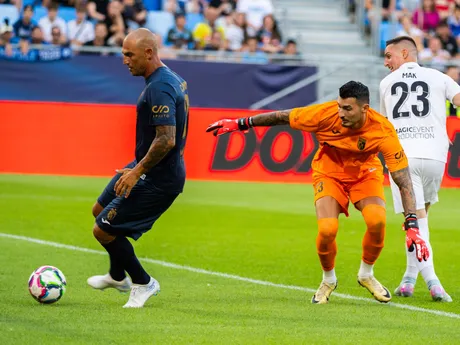 Na snímke zľava Paulo Cannavaro, brankár Ugurcan Cakir a Róbert Mak počas rozlúčkového zápasu s Marekom Hamšíkom na Národnom futbalovom štadióne 5. júla 2025 v Bratislave.