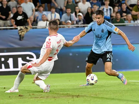 vpravo David Strelec (Slovan) s kľučkou na Illju Mašiča (Mostar) pred strelením druhého gólu