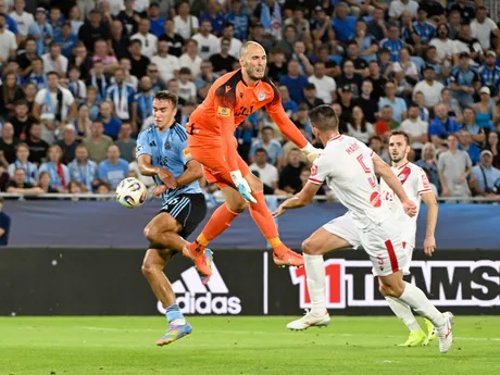 vľavo David Strelec (Slovan) pred strelením druhého gólu