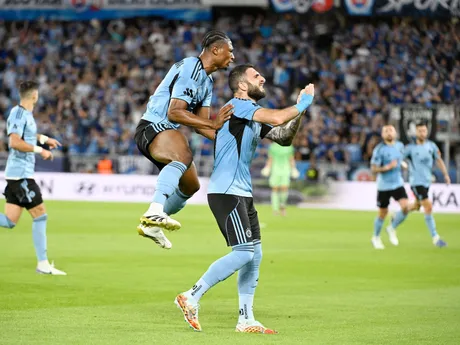 v popredí vpravo Tigran Barseghjan a vľavo hore Rahim Ibrahim (obaja Slovan) sa radujú po strelení prvého gólu