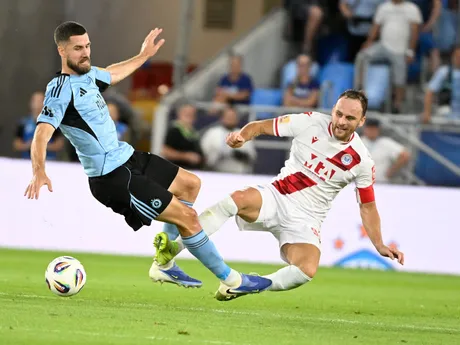 vľavo Kenan Bajrič (Slovan) a vpravo Nemanja Bilbija (Mostar)