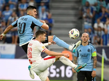 v popredí Mateo Sušič (Mostar), vľavo Marko Tolič a v pozadí Vladimír Weiss mladší (obaja Slovan)