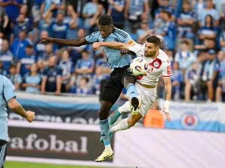 hore vľavo Rahim Ibrahim (Slovan) a vpravo Mateo Sušič (Mostar)