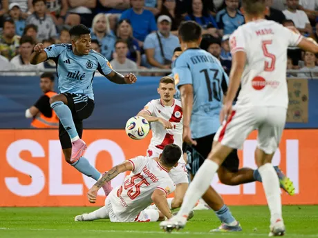 vľavo Cesar Blackman (Slovan)