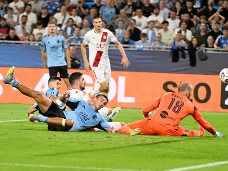 vľavo David Strelec (Slovan) a vpravo brankár Goran Karačič (Mostar)