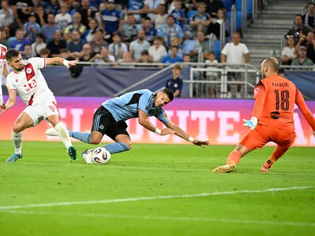 uprostred Marko Tolič (Slovan) a vpravo brankár Goran Karačič (Mostar)