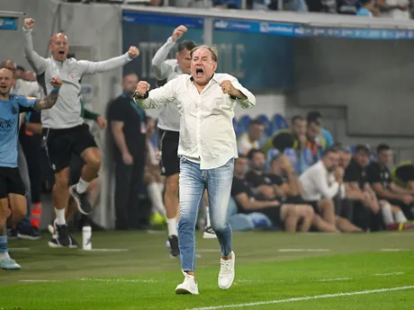 v popredí radosť trénera Slovanu Vladimíra Weissa st. po strelení štvrtého gólu
