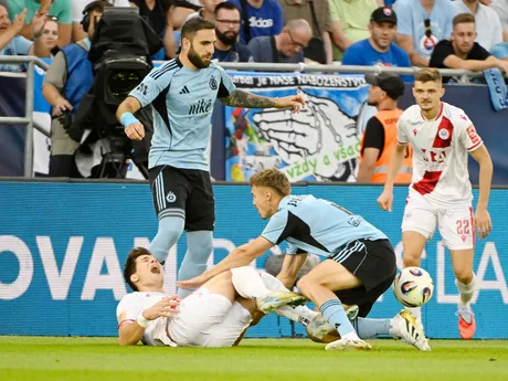 v popredí vľavo Stefano Sturdanovič (Mostar) a vpravo Peter Pokorný (Slovan)