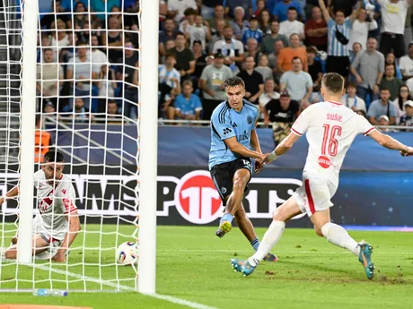 uprostred David Strelec (Slovan) strieľa druhý gól 