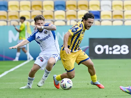 vpravo Tsotne Kapanadze (DAC) a vľavo Ben Cottrell (Michalovce) bojujú o loptu v zápase 1. kola futbalovej Niké ligy FC DAC 1904 Dunajská Streda - MFK Zemplín Michalovce