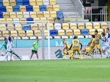 Na snímke vpravo Ben Cottrell (Michalovce) strieľa úvodný gól v zápase 1. kola futbalovej Niké ligy FC DAC 1904 Dunajská Streda - MFK Zemplín Michalovce