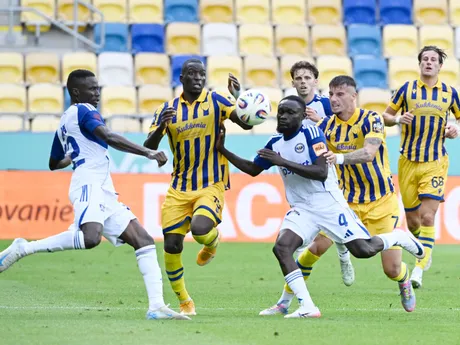 zľava Franck Bahi (Michalovce), Alioune Sylla (DAC) a Abdul Zubairu (Michalovce) bojujú o loptu v zápase 1. kola futbalovej Niké ligy FC DAC 1904 Dunajská Streda - MFK Zemplín Michalovce