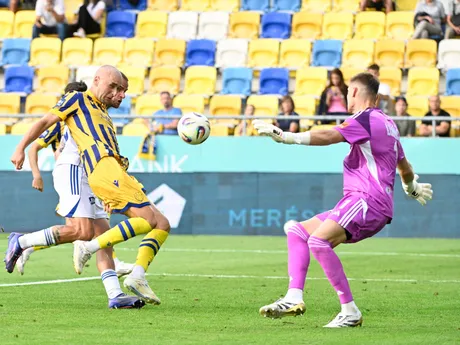 vľavo Matej Trusa (DAC) a vpravo brankár Patrik Lukáč (Michalovce) v zápase 1. kola futbalovej Niké ligy FC DAC 1904 Dunajská Streda - MFK Zemplín Michalovce