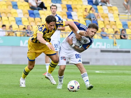 vľavo Maté Tuboly (DAC) a vpravo Ben Cottrell (Michalovce) bojujú o loptu v zápase 1. kola futbalovej Niké ligy FC DAC 1904 Dunajská Streda - MFK Zemplín Michalovce