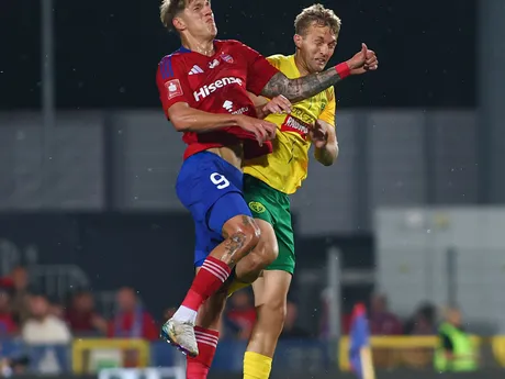 Na snímke sprava Ján Minárik (Žilina) a Patryk Makuch (Čenstochová) bojujú o loptu počas prvého zápasu 2. predkola Európskej konferenčnej ligy (EKL) medzi Raków Čenstochová - MŠK Žilina.