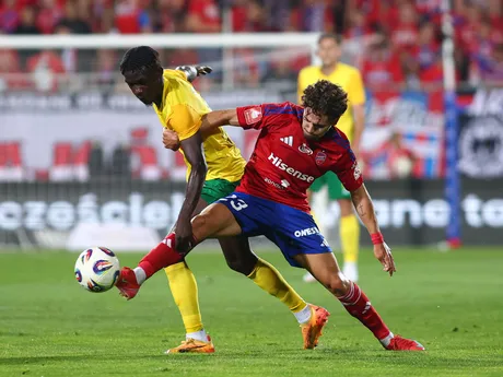 Na snímke v popredí zľava Xavier Adang (Žilina) a Karol Struski (Čenstochová) bojujú o loptu počas prvého zápasu 2. predkola Európskej konferenčnej ligy (EKL) medzi Raków Čenstochová - MŠK Žilina.