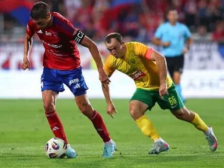 Na snímke sprava Miroslav Káčer (Žilina) a Zoran Arsenič (Čenstochová) bojujú o loptu počas prvého zápasu 2. predkola Európskej konferenčnej ligy (EKL) medzi Raków Čenstochová - MŠK Žilina.