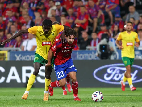 Na snímke v popredí zľava Xavier Adang (Žilina) a Karol Struski (Čenstochová) bojujú o loptu počas prvého zápasu 2. predkola Európskej konferenčnej ligy (EKL) medzi Raków Čenstochová - MŠK Žilina.