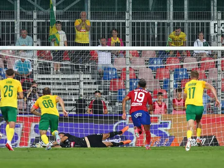 Na snímke v pozadí brankár Ľubomír Belko (Žilina) dostáva druhý gól počas prvého zápasu 2. predkola Európskej konferenčnej ligy (EKL) medzi Raków Čenstochová - MŠK Žilina.