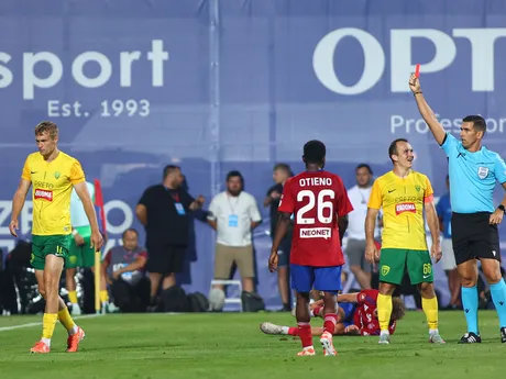 Na snímke vľavo Ján Minárik (Žilina) odchádza z ihriska po červenej karte počas prvého zápasu 2. predkola Európskej konferenčnej ligy (EKL) medzi Raków Čenstochová - MŠK Žilina.