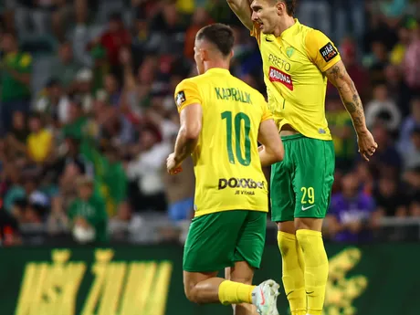 Na snímke vpravo futbalista MŠK Žilina Dávid Ďuriš sa raduje z gólu počas odvetného zápasu 2. predkola Konferečnej ligy medzi MŠK Žilina - Raków Čenstochová.