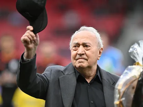 bývalý futbalista a tréner Valér Švec, ktorému gratuloval klub FC Spartak Trnava k 90. narodeninám pred začiatkom zápasu