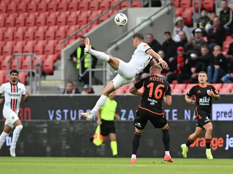 vľavo hráč Trnavy Jakub Paur a hráč Ružomberka Daniel Kostl
