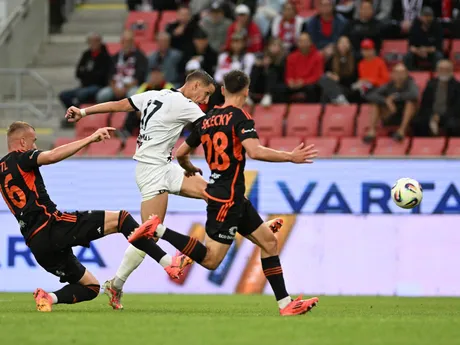 zľava hráč Ružomberka Daniel Kostl, hráč Trnavy Jakub Paur strieľa gól na 1:0 a hráč Ružomberka Alexander Selecký