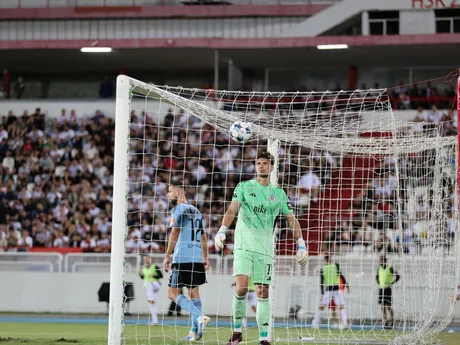 Na snímke hráči Slovana Kenan Bajrič a brankár Dominik Takáč počas odvetného zápasu 2. predkola Ligy majstrov HŠK Zrinjski Mostar - ŠK Slovan Bratislava.