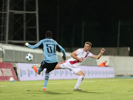 Na snímke hráč Slovana Sandro Cruz(vľavo) počas odvetného zápasu 2. predkola Ligy majstrov HŠK Zrinjski Mostar - ŠK Slovan Bratislava.