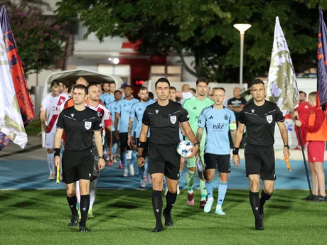 Na snímke hráči Slovana (v modrom) a hráči Mostaru počas príchodu na odvetný zápas 2. predkola Ligy majstrov HŠK Zrinjski Mostar - ŠK Slovan Bratislava.