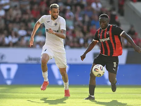 Na snímke vpravo hráč Trnavy Philip Azango a hráč Hibernians Charleston počas odvetného zápasu 2. predkola Konferenčnej ligy FC Spartak Trnava - FC Hibernians Paola.