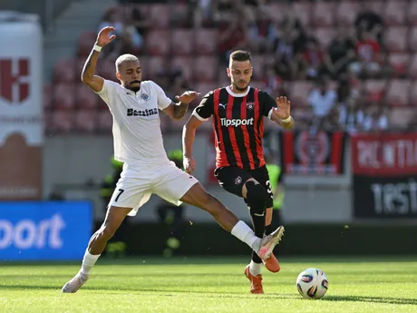 Na snímke vpravo hráč Trnavy Filip Twardzik a Lucas Villela z Hibernians počas odvetného zápasu 2. predkola Konferenčnej ligy FC Spartak Trnava - FC Hibernians Paola.