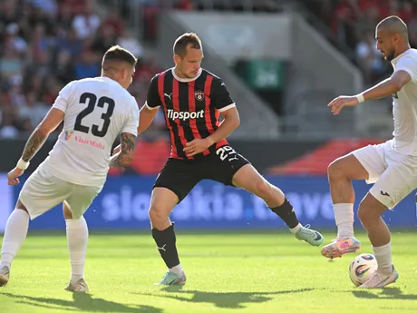 Na snímke zľava hráč Hibernians Matthew Ellul, futbalista Trnavy Martin Mikovič a hráč Hibernians Pablo Alves počas odvetného zápasu 2. predkola Konferenčnej ligy FC Spartak Trnava - FC Hibernians Paola.