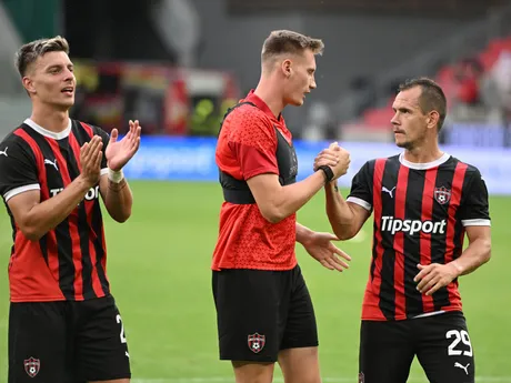 Na snímke radosť hráčov Trnavy po postupe do 3. predkola, zľava Michal Tomič, Patrick Karhan a Martin Mikovič po skončení odvetného zápasu 2. predkola Konferenčnej ligy FC Spartak Trnava - FC Hibernians Paola.