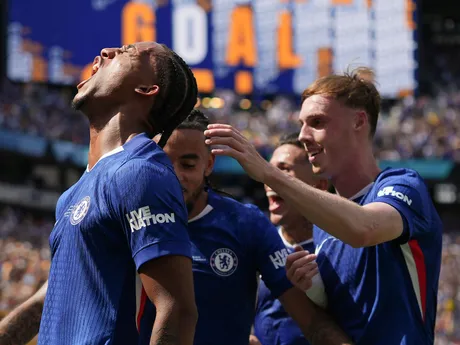 Joao Pedro (vľavo) sa so spoluhráčmi teší po strelenom góle v zápase Chelsea FC - Paríž St. Germain vo finále MS klubov FIFA 2025.