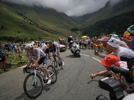 Cyklisti počas 14. etapy na Tour de France 2025.