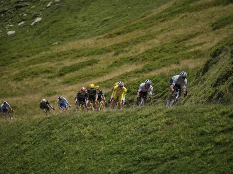 Cyklisti počas 18. etapy Tour de France 2025.