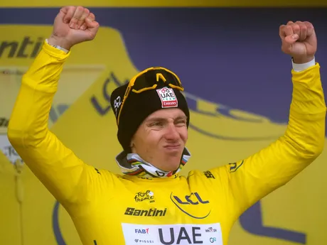 Tadej Pogačar v žltom drese po 18. etape Tour de France 2025.