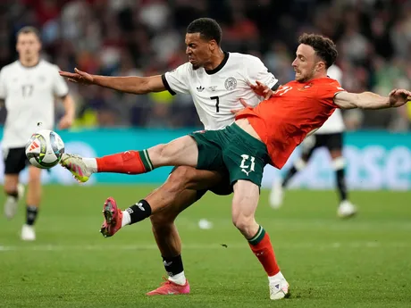 Diogo Jota (vpravo) a Felix Nmecha  v zápase Portugalsko - Nemecko v semifinále Ligy národov v júni 2025.