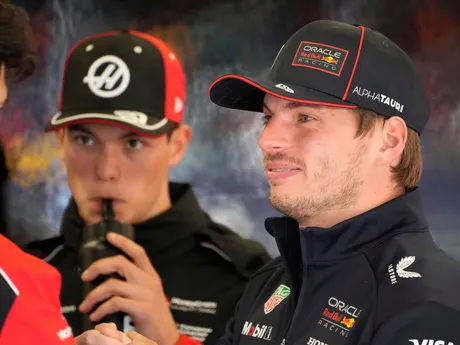 Jazdec Red Bullu Max Verstappen pred pretekmi F1 na Veľkej cene Veľkej Británie.