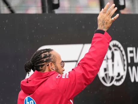 Jazdec Ferrari Lewis Hamilton pred pretekmi F1 na Veľkej cene Veľkej Británie.