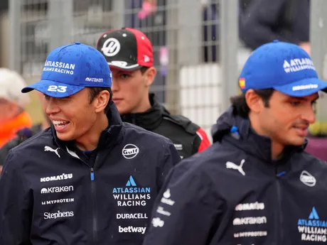 Jazdci Williamsu Alexander Albon (vľavo) a Carlos Sainz pred pretekmi F1 na Veľkej cene Veľkej Británie.