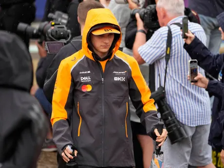 Jazdec McLarenu Oscar Piastri pred pretekmi F1 na Veľkej cene Veľkej Británie.