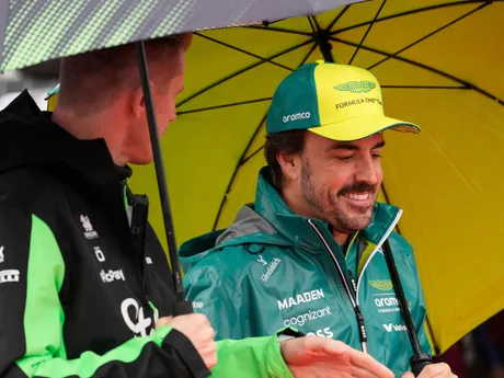 Jazdec Sauberu Nico Hulkenberg (vľavo) a Fernando Alonso z Aston Martin pred pretekmi F1 na Veľkej cene Veľkej Británie.