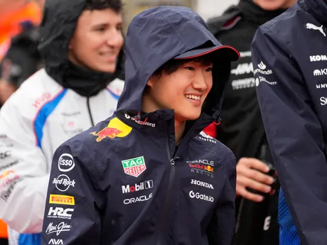 Jazdec Red Bullu Júki Cunoda pred pretekmi F1 na Veľkej cene Veľkej Británie.
