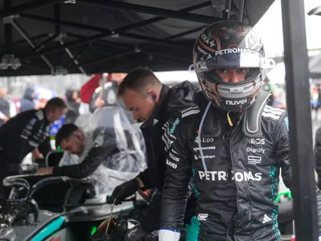 Jazdec Mercedesu Kimi Antonelli pred pretekmi F1 na Veľkej cene Veľkej Británie.