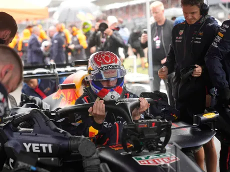 Jazdec Red Bullu Max Verstappen pred pretekmi F1 na Veľkej cene Veľkej Británie.