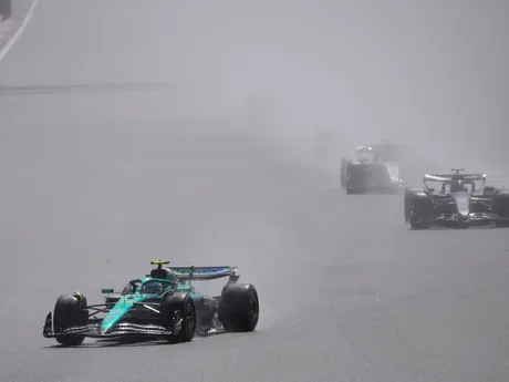 Fernando Alonso na Aston Martin počas pretekov F1 na Veľkej cene Veľkej Británie.