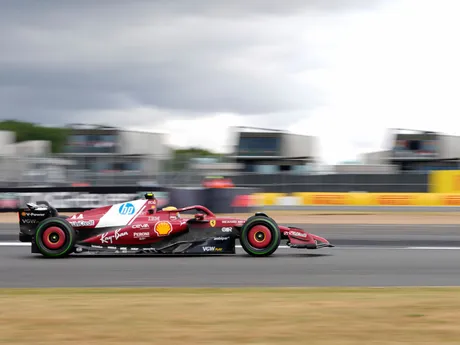 Jazdec Ferrari Lewis Hamilton počas pretekov F1 na Veľkej cene Veľkej Británie.